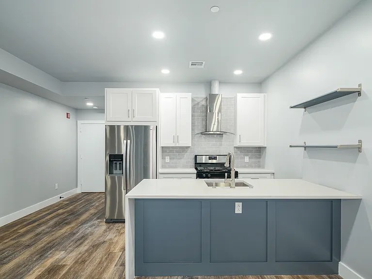 342 W Queen Ln #6 — Photo 1