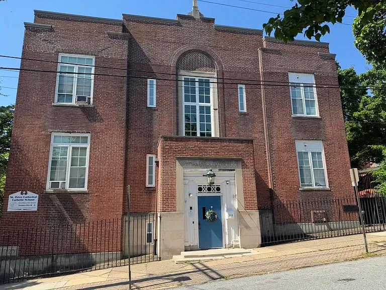 303 W 6th St — Photo 3