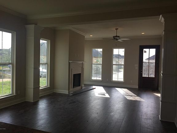 3rd image of 204 Fallen Oak Ln
