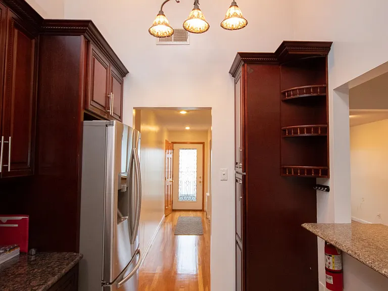 48 Rochester Ave #UPSTAIRS — Photo 6