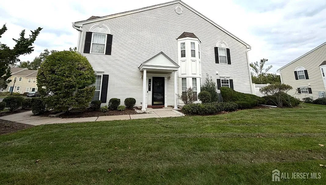 3 bed, 3.0 bath, 1968 sqft, $3,850 — Photo 2