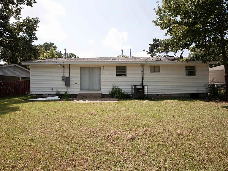 1401 Rebel Dr — Photo 2