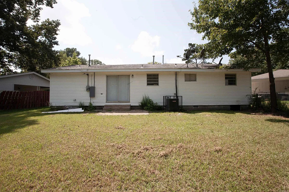 Building Photo - 1401 Rebel Dr