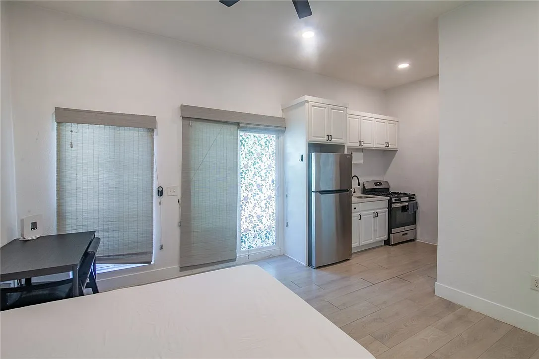 Studio, 300 sqft, $1,895 — Photo 2