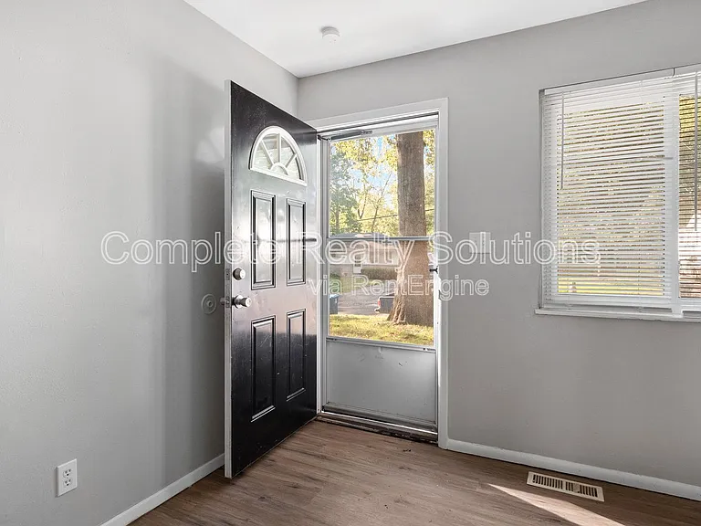 221 Barto Dr — Photo 3