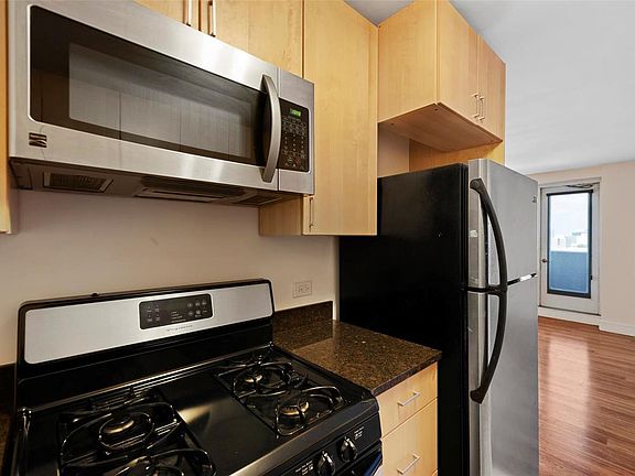 5th image of 210 N 17th St Unit 1111