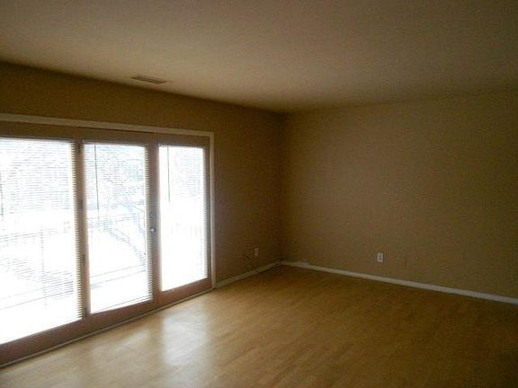 3rd image of 1120 N Farnsworth Ave Unit 2