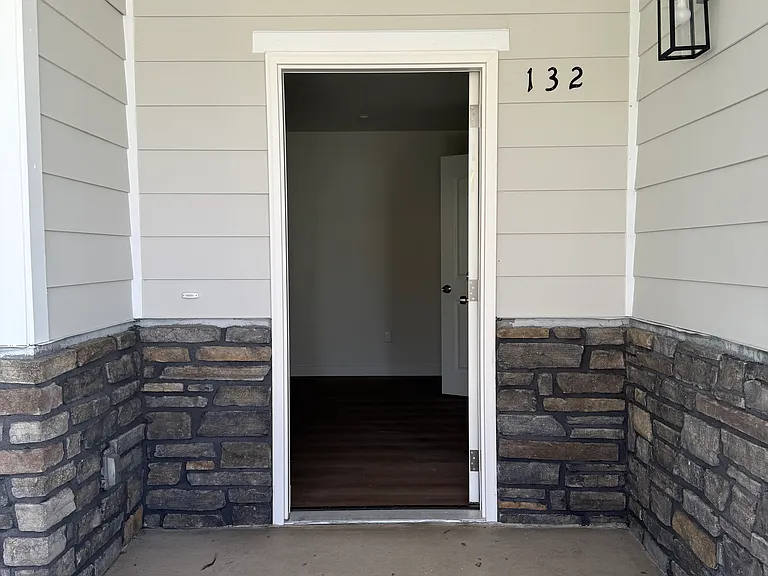 132 W Center St — Photo 3