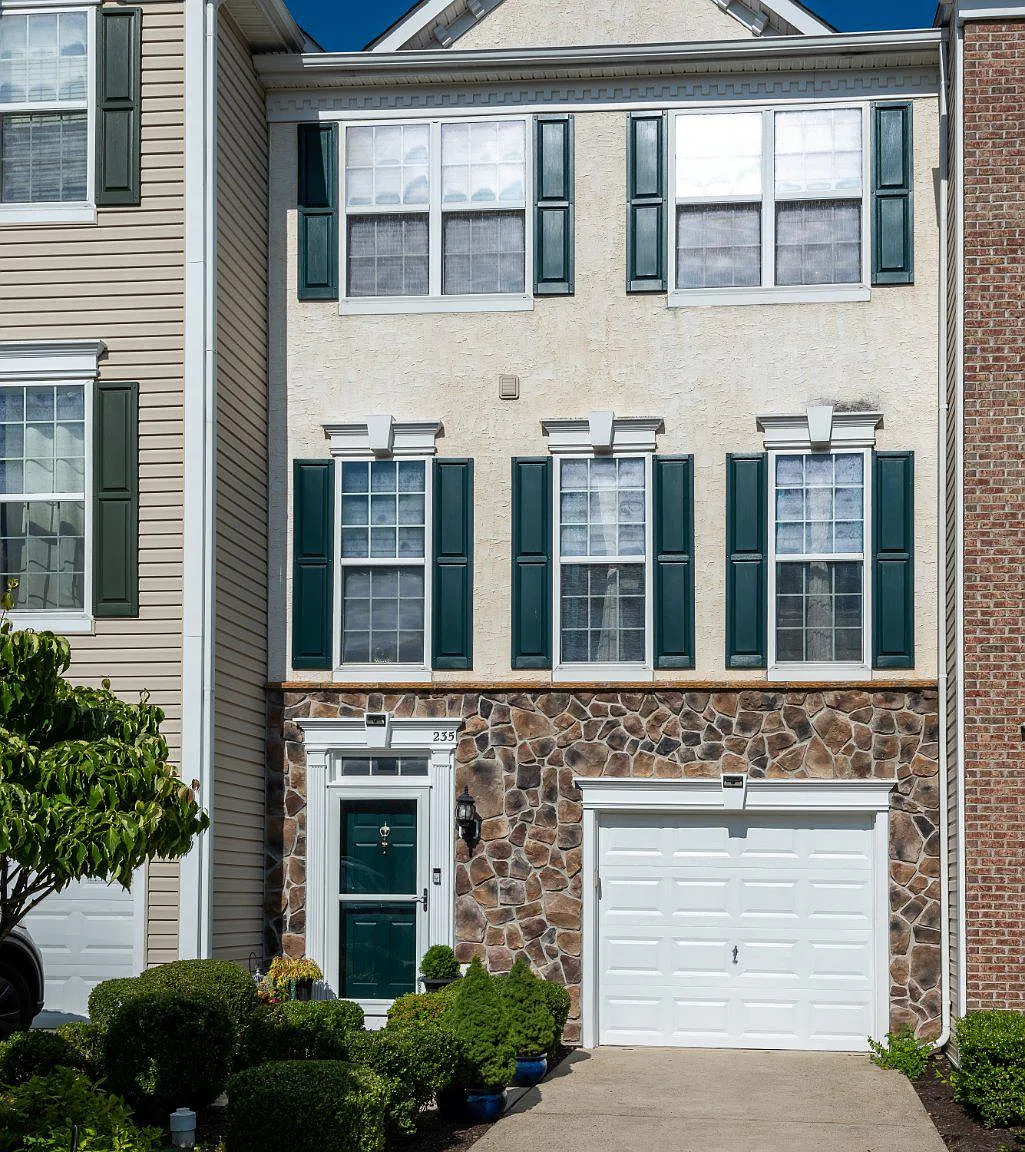 3 bed, 4.0 bath, 1900 sqft, $3,000 — Photo 2