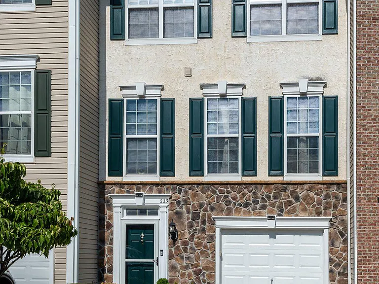 235 Baxter Dr — Photo 2