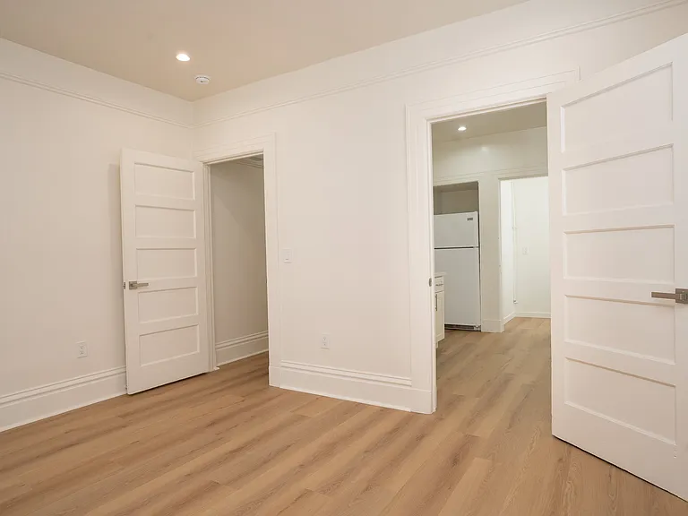 1048 Montgomery St — Photo 14