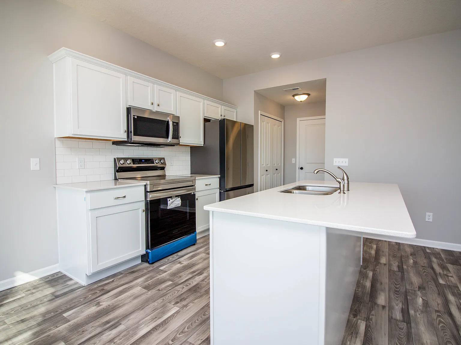 3 bed, 2.5 bath, 1832 sqft, $2,100 — Photo 4