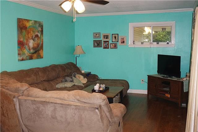 1st image of 214 Hallbrook Dr