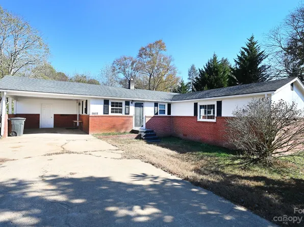 5194 Village Dr, Granite Falls, NC 28630