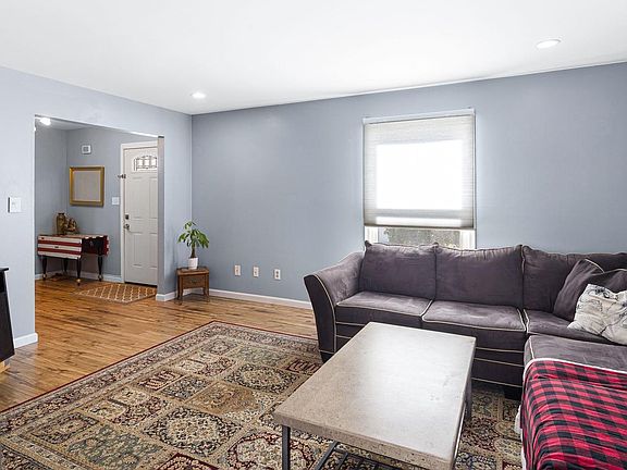3rd image of 464 Freemont St
