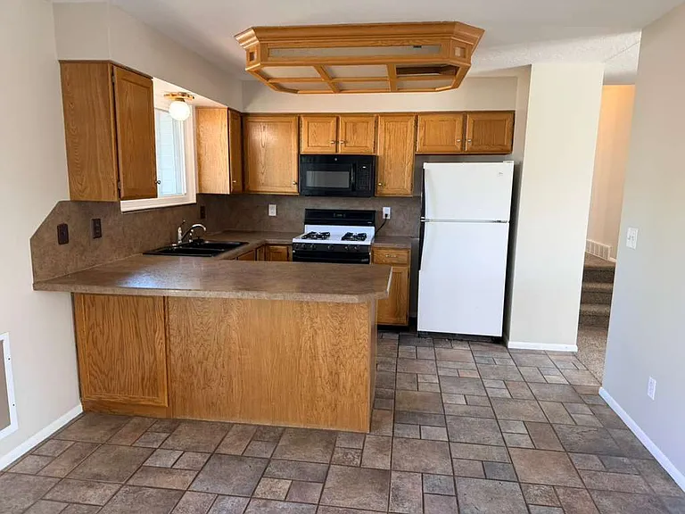 5842 S 2825 W — Photo 4