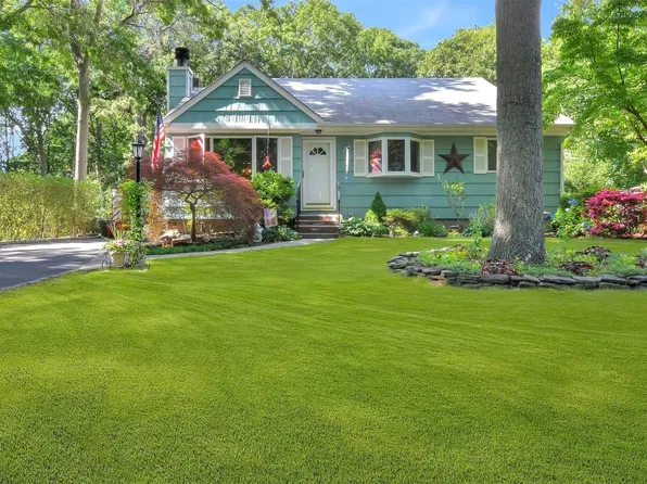 271 W Woodside Ave, Patchogue, NY 11772