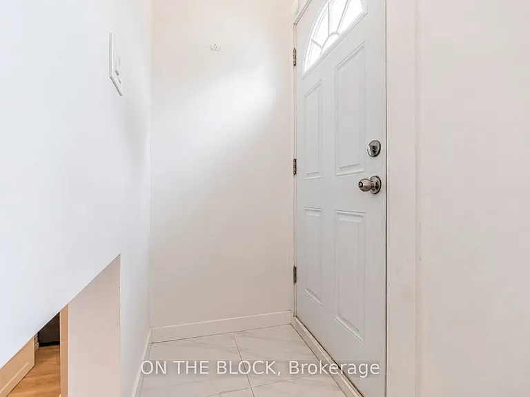 34 Henley Cres #LOWER — Photo 4
