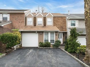 54 Estate Court #54, Woodbury, NY 11797