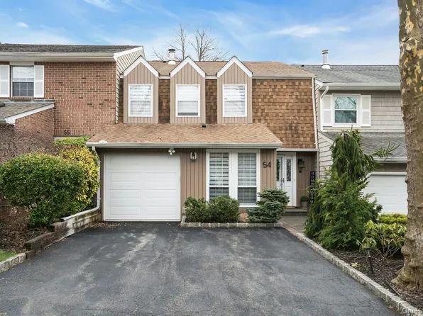 54 Estate Court #54, Woodbury, NY 11797