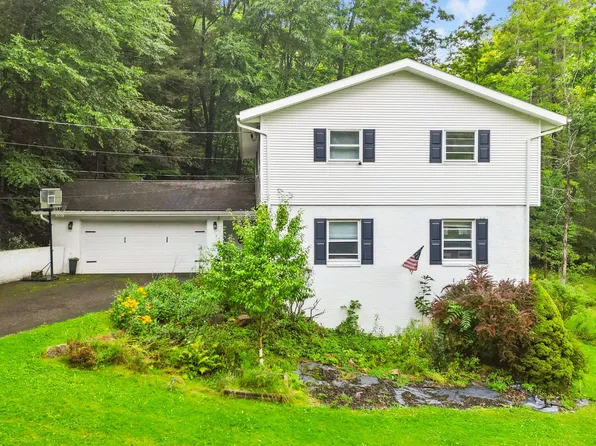 2212 Acorn Dr, Vestal, NY 13850