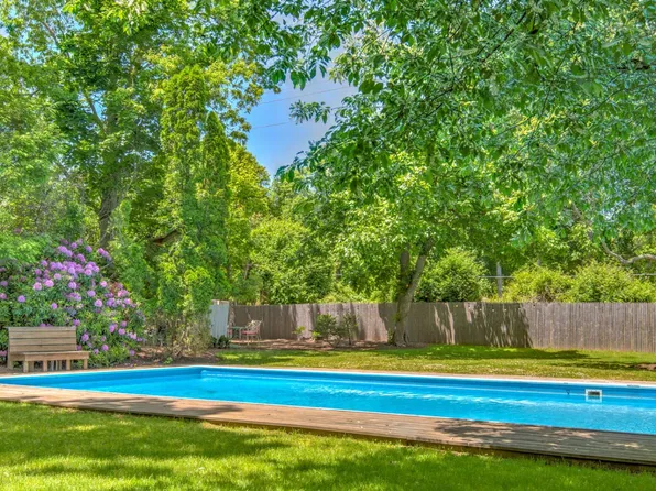 https://photos.zillowstatic.com/fp/0767fc5f7b2b4f813544759f88391a57-p_e.webp