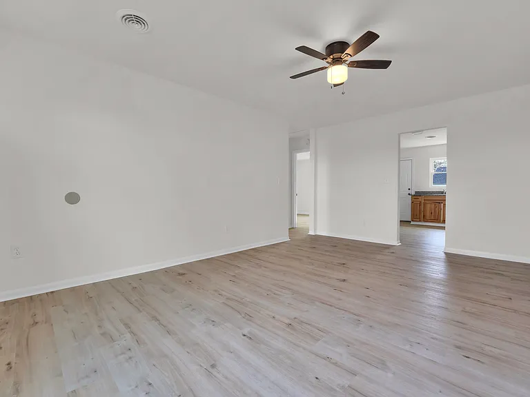 1005 E 15th St — Photo 5