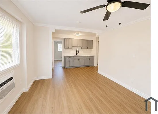 564 W 21st St — Photo 2