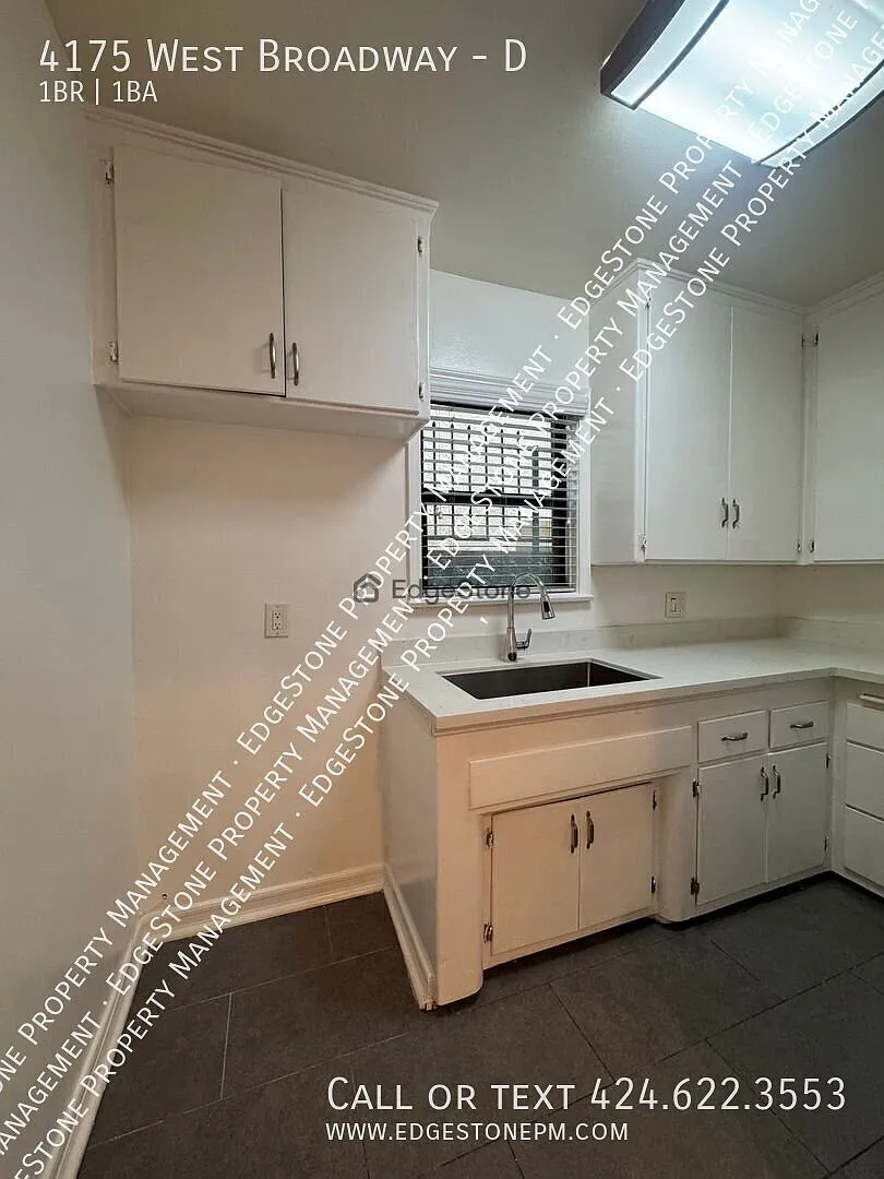 1 Bedroom / 1 Bathroom Apartment For Rent in Hawthorne — Photo 4