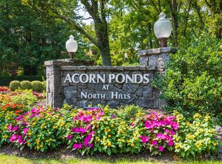 28 Chestnut Hl, Roslyn, NY 11576