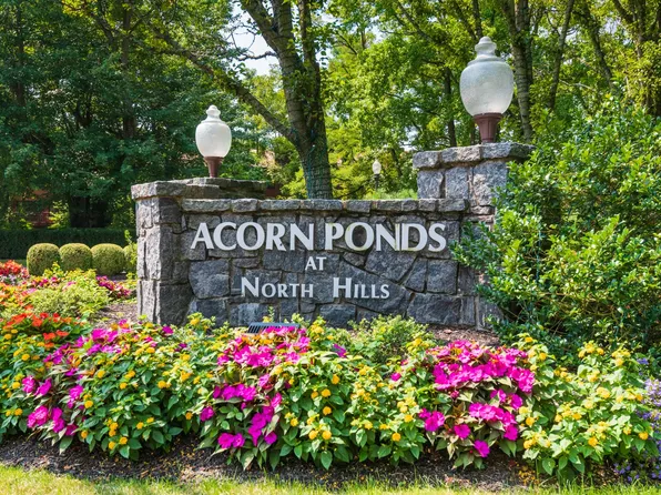 28 Chestnut Hl, Roslyn, NY 11576