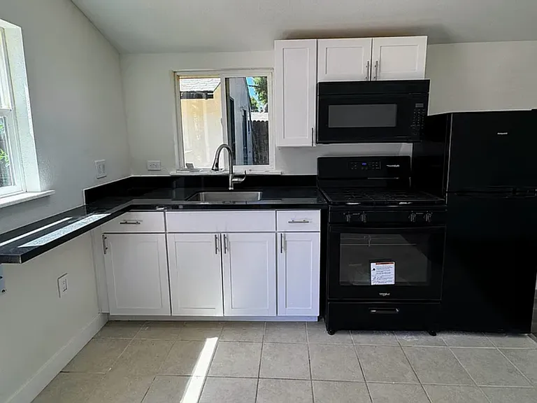 467 S Buena Vista Ave #15 — Photo 9