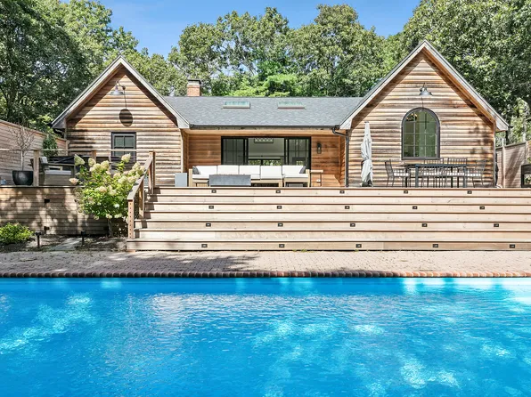 https://photos.zillowstatic.com/fp/076824180fe606cefbfb5ff0183e23a5-p_e.webp