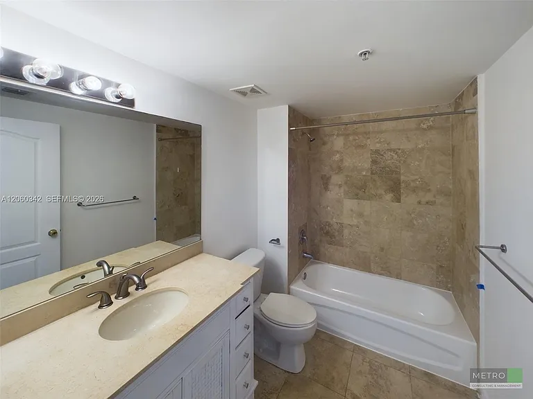 425 NE 30th St #202 — Photo 6