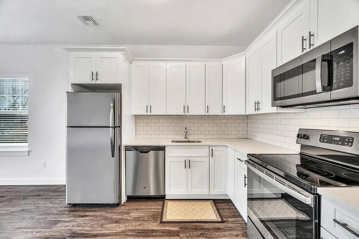 140 S Clinton Ave — Photo 4