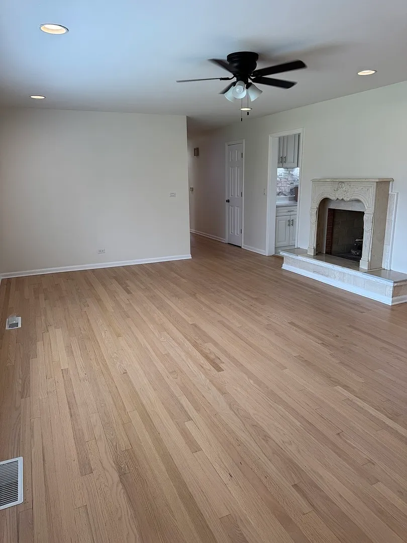 5 bed, 1943 sqft, $3,450 — Photo 2