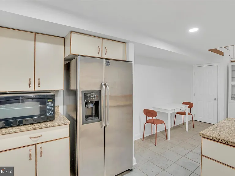 805 S Charles St — Photo 9