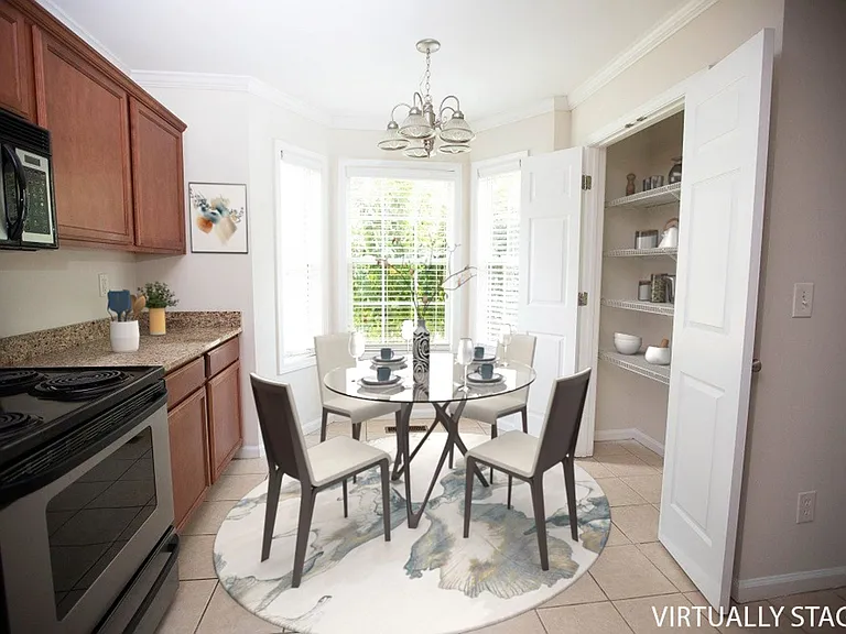 SOUTH HAMPTON TERRACE — Photo 7