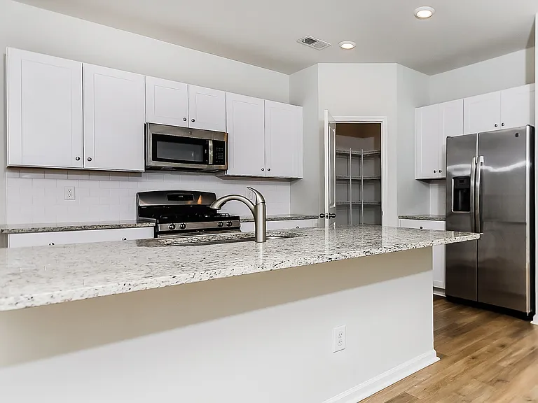 136 S Reindeer Rd — Photo 7