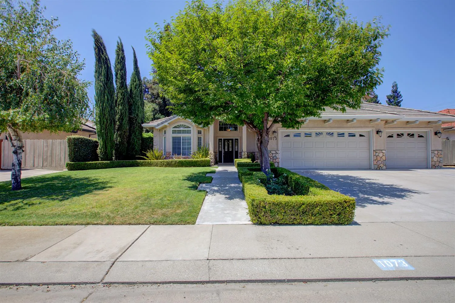 1073 Spring Meadow Dr photo 1