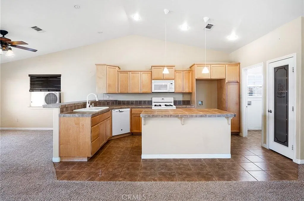 3 bed, 1617 sqft, $2,050 — Photo 2