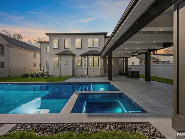 792 Kearney Pl, Paramus, NJ 07652