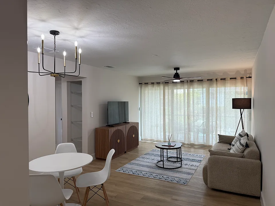1195 Clam Ct #202