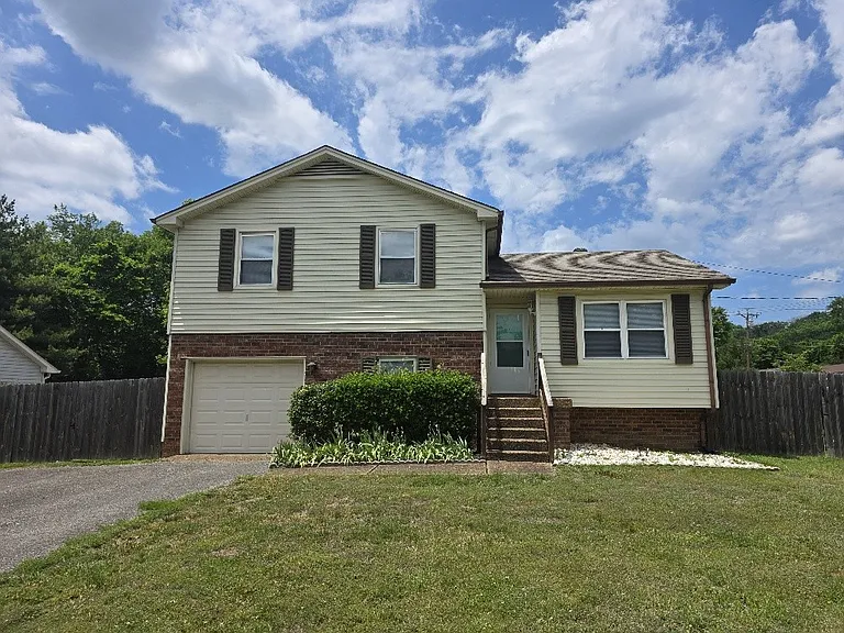 135 Grenadier Dr — Photo 1