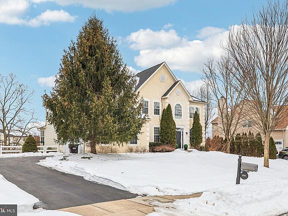 3rd image of 230 Shadybrooke Dr N
