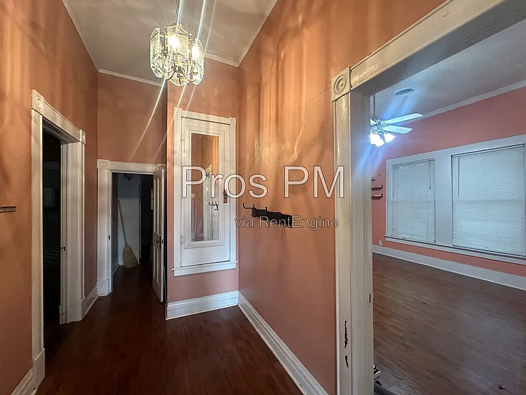 912 N Elm St — Photo 4