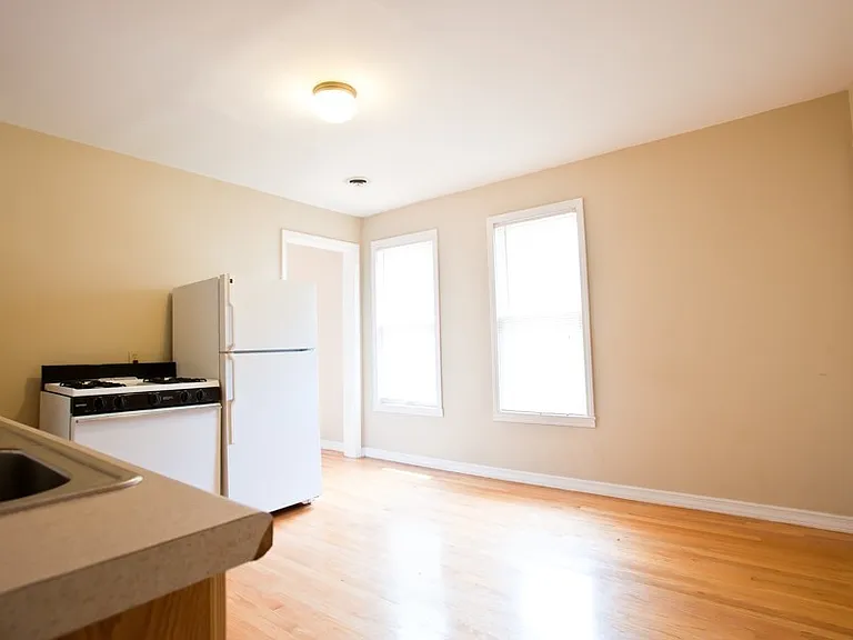 8/1-$1745 3 BR with Laundry, Upper Flat Close to Lakefront and UWM - 2431 N Farwell — Photo 6