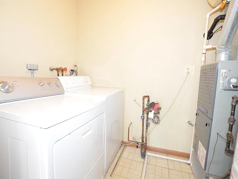 387 Amy Ct — Photo 4