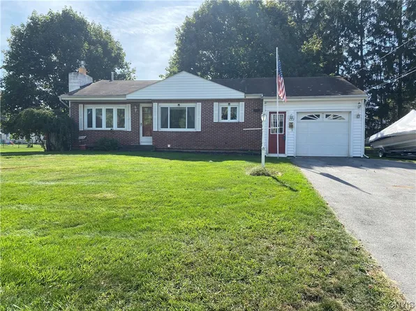 122 Lynnhaven Dr, North Syracuse, NY 13212