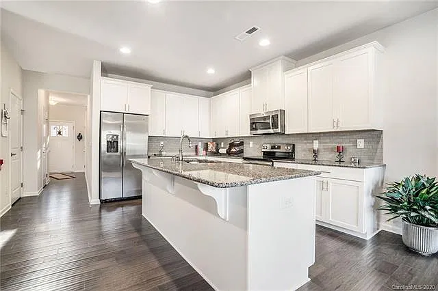 3 bed, 1759 sqft, $2,075 — Photo 2